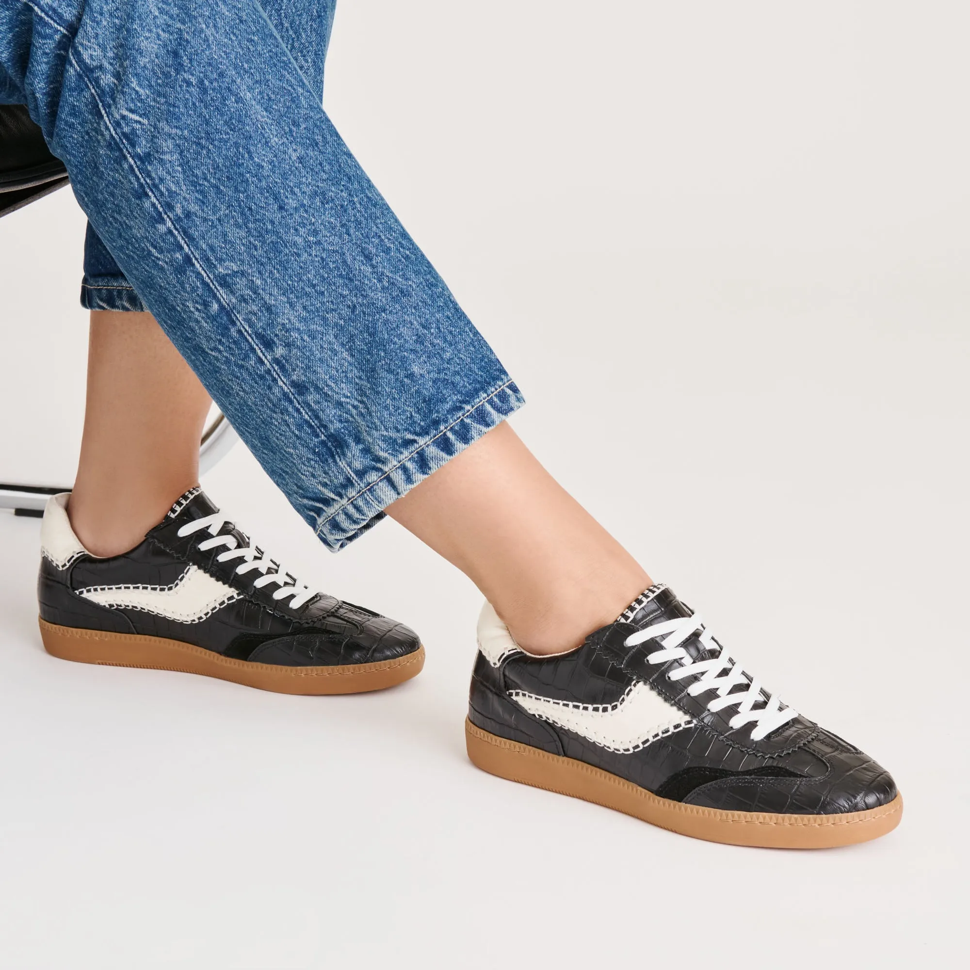 NOTICE STITCH SNEAKERS NOIR CROCO EMBOSSED LEATHER Stability Heel Comfort Strapping