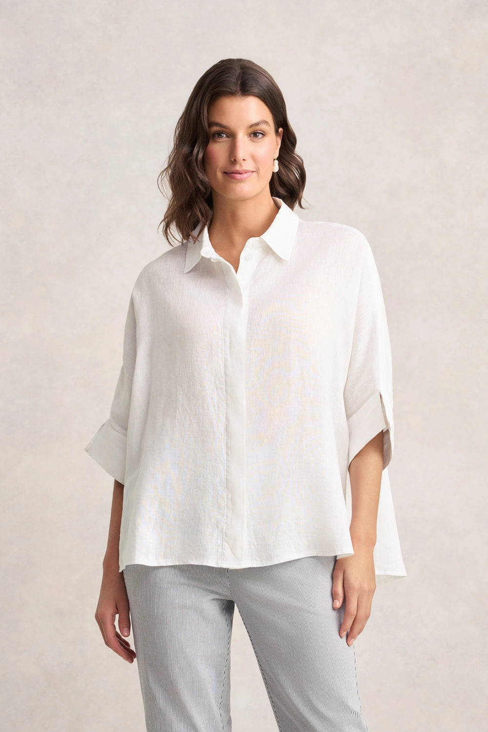 Wrinkle Resistant Weave LightReflectiveTrim Relaxed Light Weight Shirt ?C White
