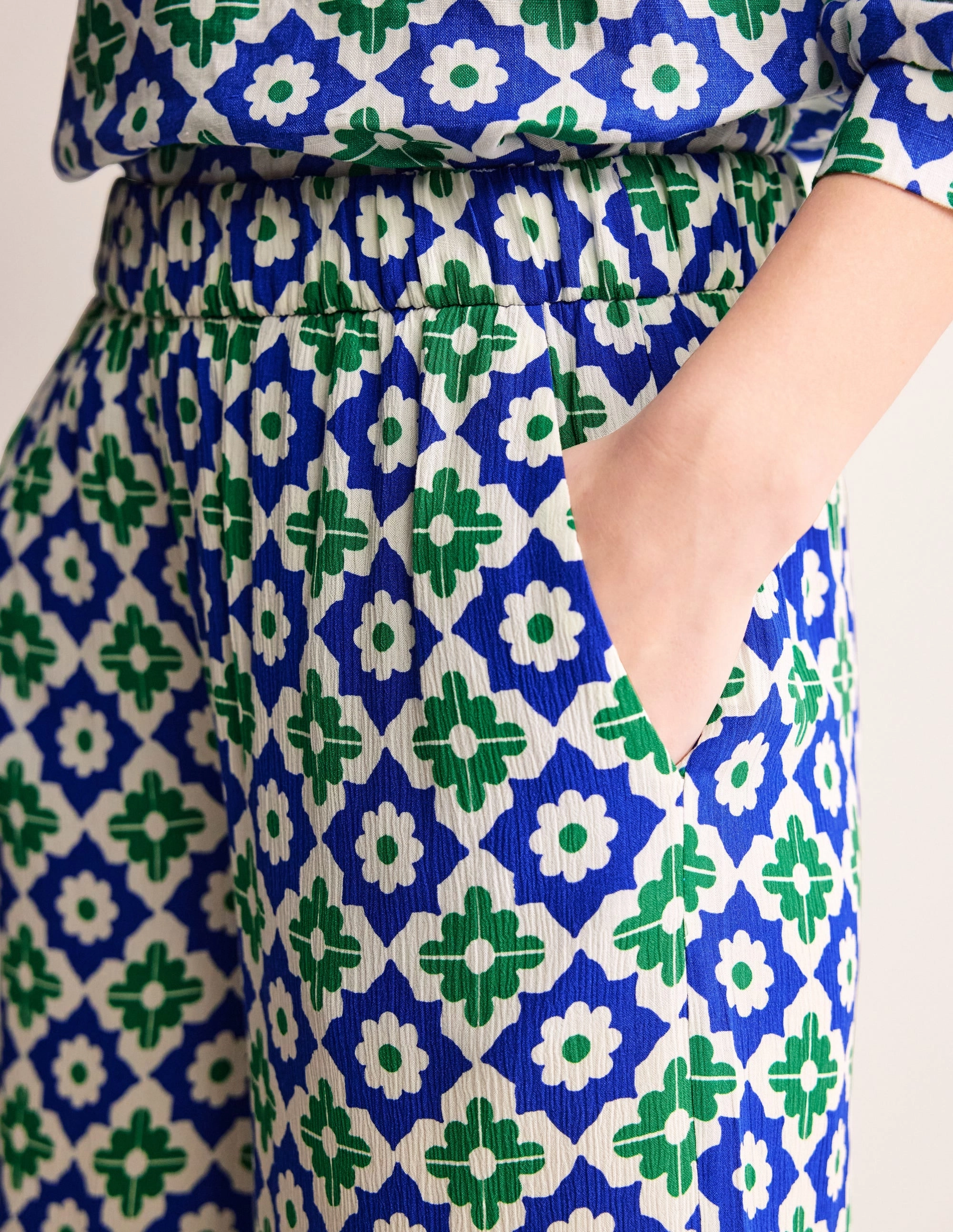 Chill Wear Comfort Cushioning Crinkle Wide Trousers-Green Tambourine, Geometric