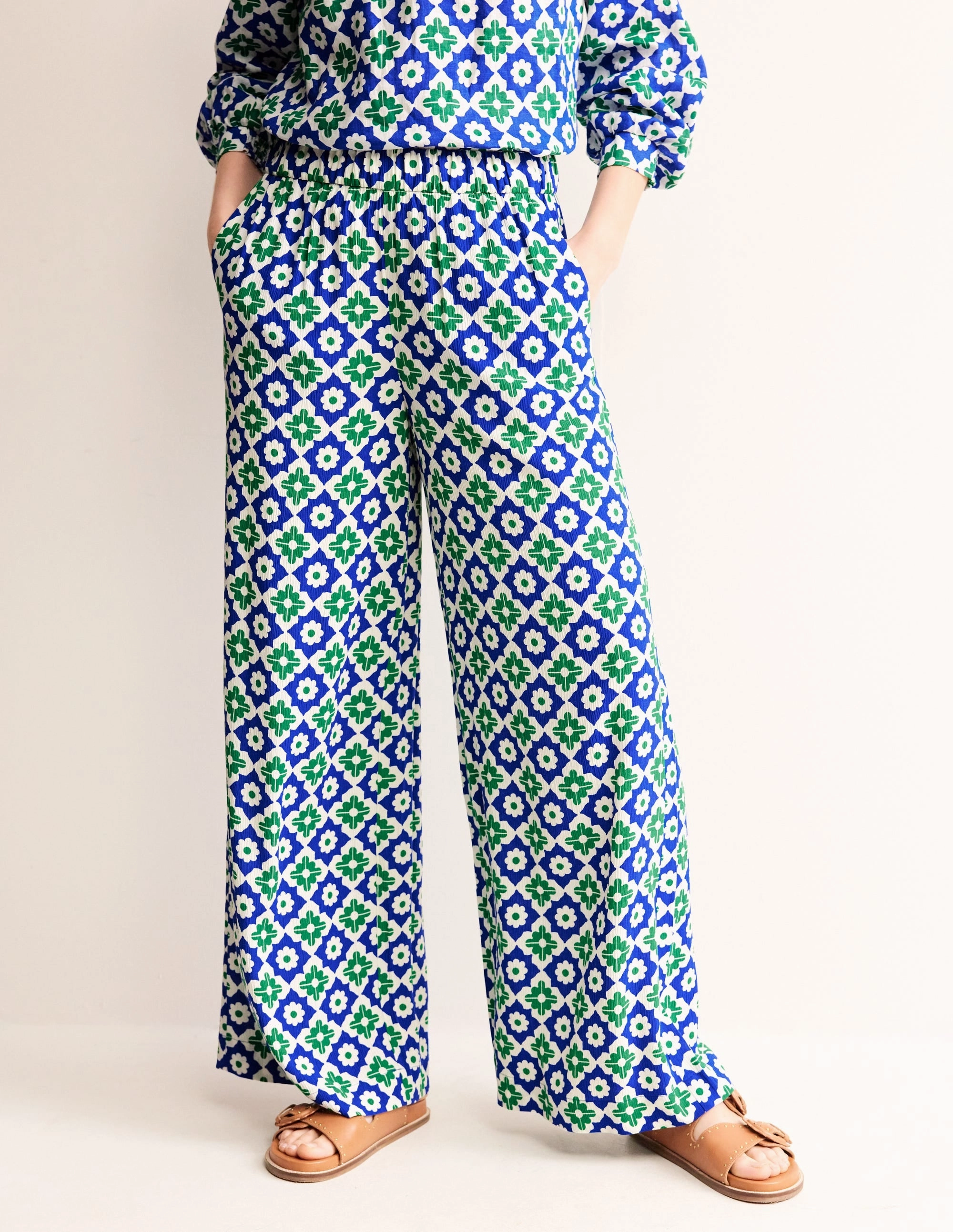 Easy Layer Crinkle Wide Trousers-Green Tambourine, Geometric