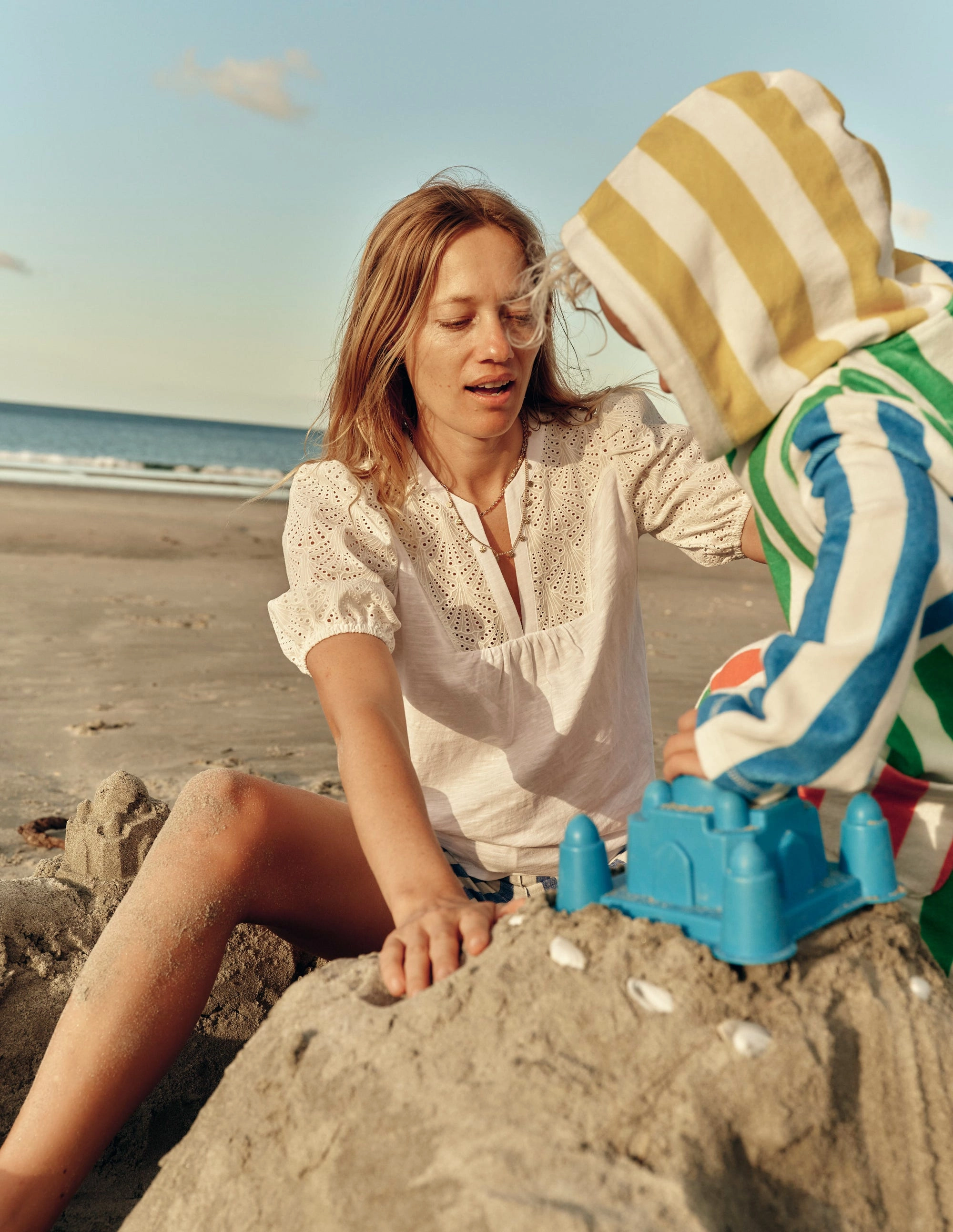 Urban Casual Look Dolly Broderie Top-White