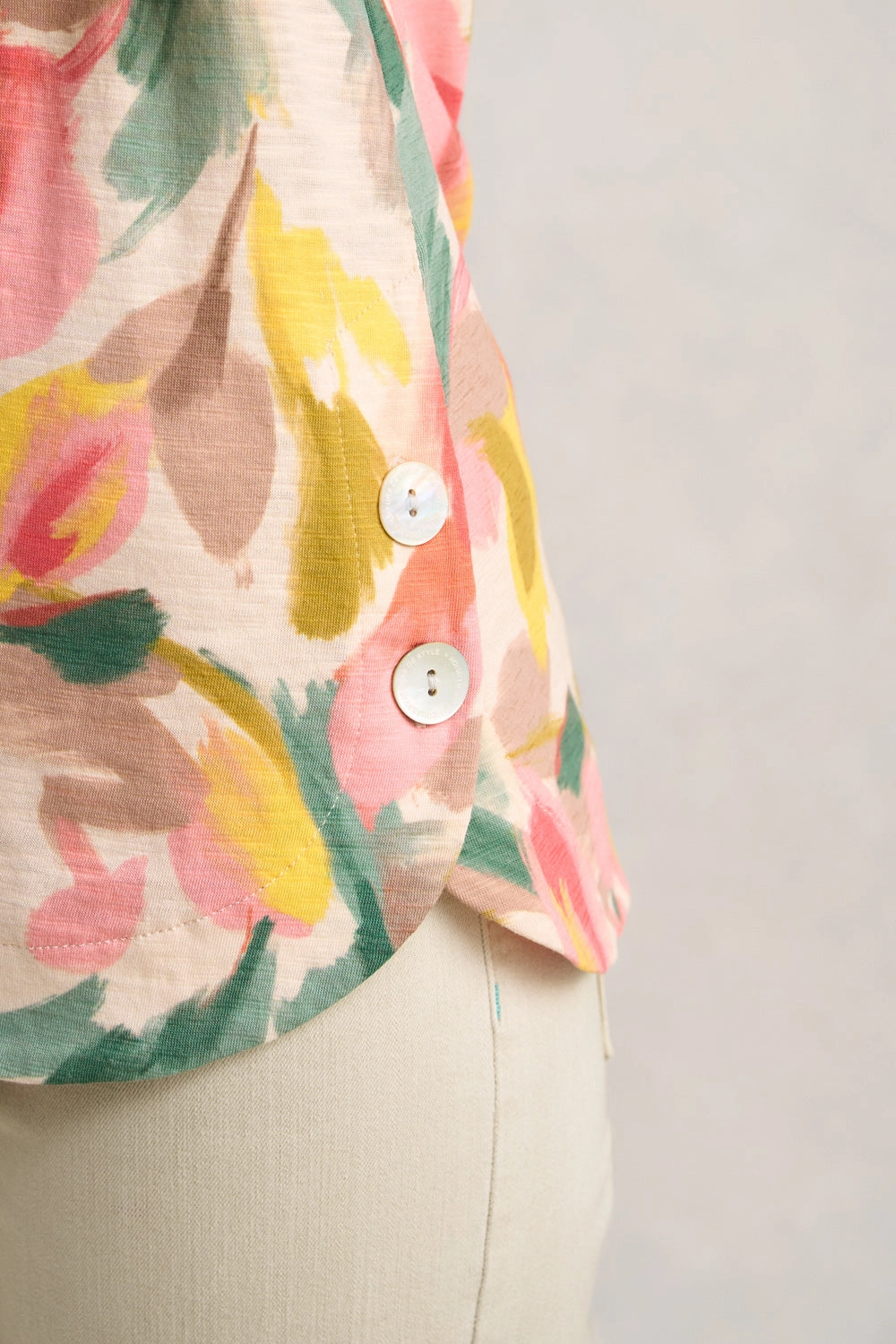 Lightweight Weave HiddenZipper Printed V-Neck T-Shirt - Abstract Print