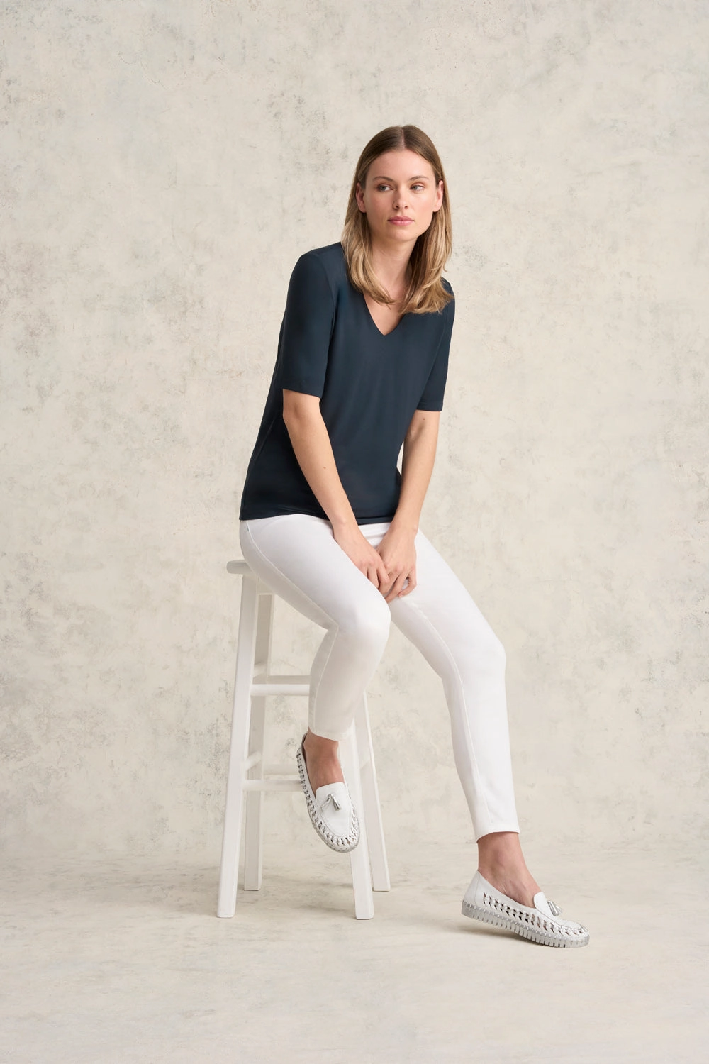 MultiDirectionalStretch Seamless construction V-Neck Tee - Ink