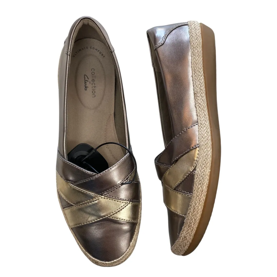 Shoes Flats By Clarks In Silver, Size:9 Chic Minimalist Design