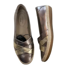 Shoes Flats By Clarks In Silver, Size:9 Chic Minimalist Design