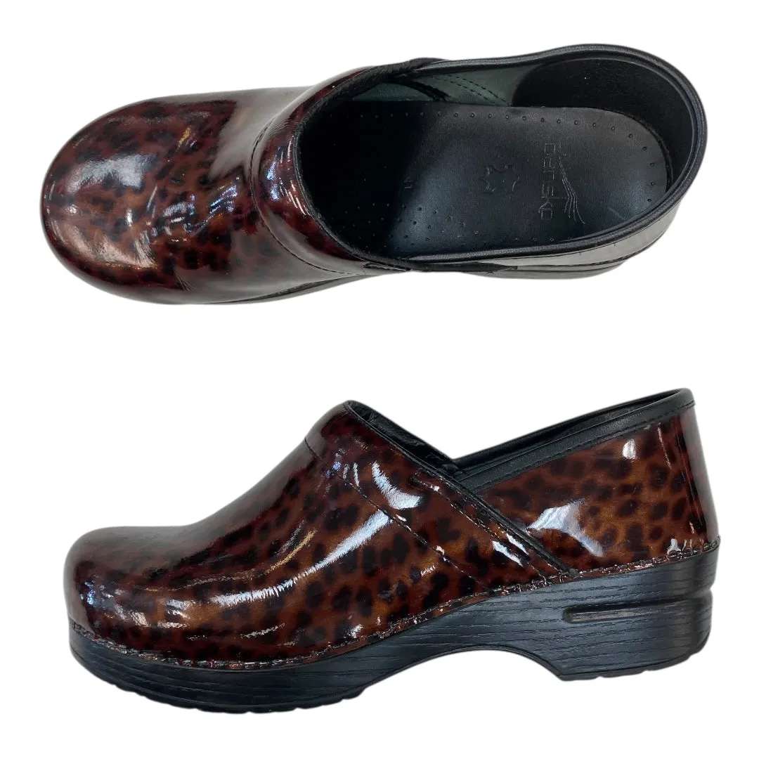 Chic Walk Timeless Comfort Shoes Shoes Flats By Dansko In Animal Print, Size:10