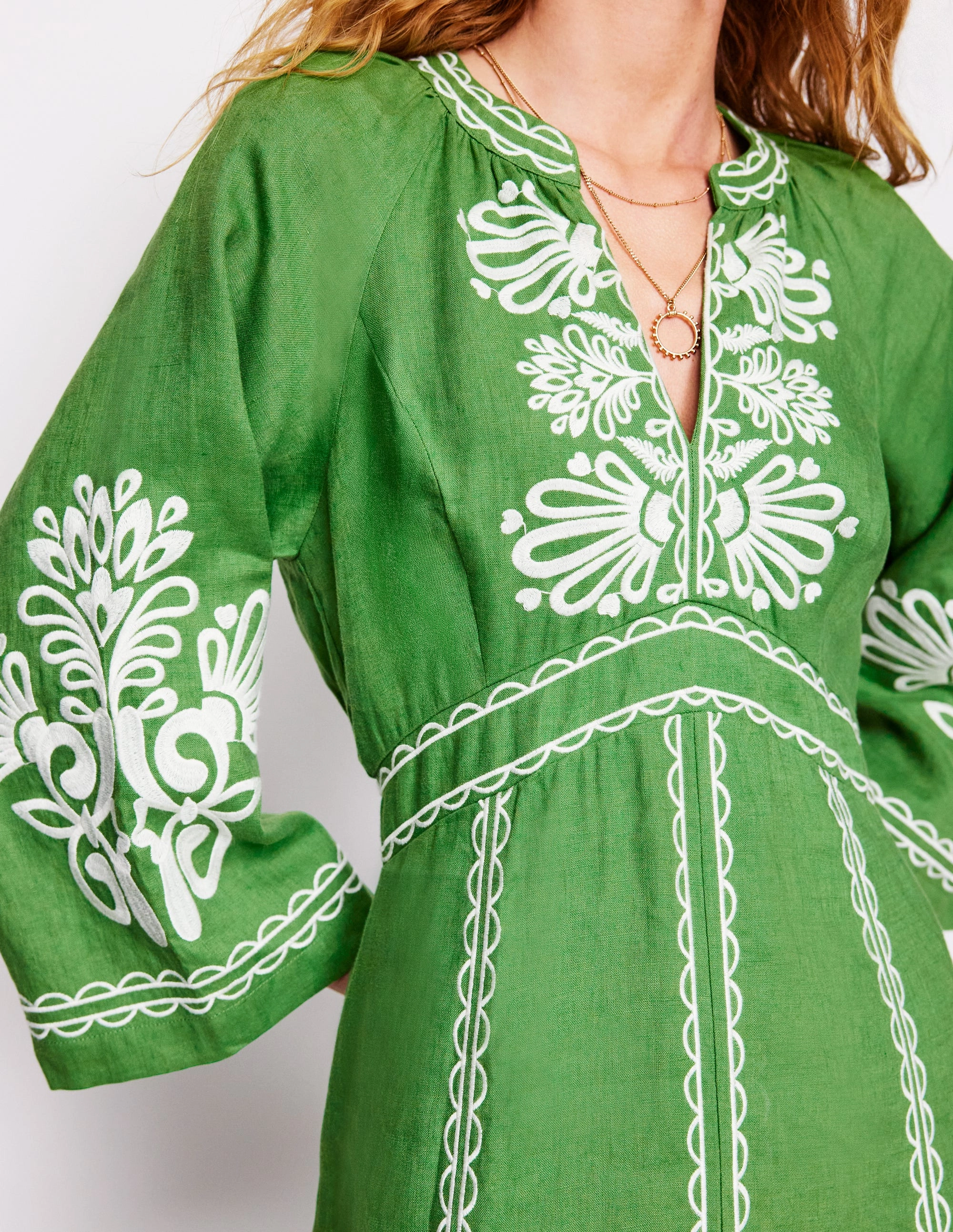 Airy Movement Calm Texture Una Linen Embroidered Dress-Paradise Green